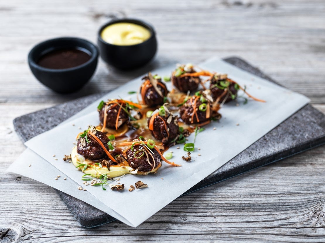 TAKOYAKI VEGAN BALLS I SVAMPESAUCE, BRØNDKARSESALAT, TØRREDE KARL JOHAN